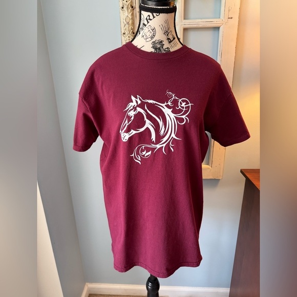 NEW Maroon Adult Medium Equestrian Horse T-Shirt - Picture 1 of 4